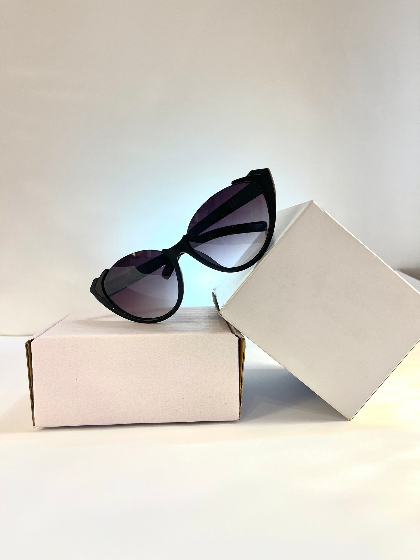 Black Cat Eye Sunglasses – UV400 Gradient Lenses