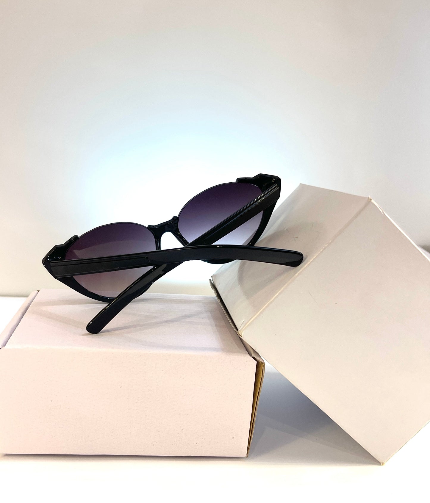 Black Cat Eye Sunglasses – UV400 Gradient Lenses