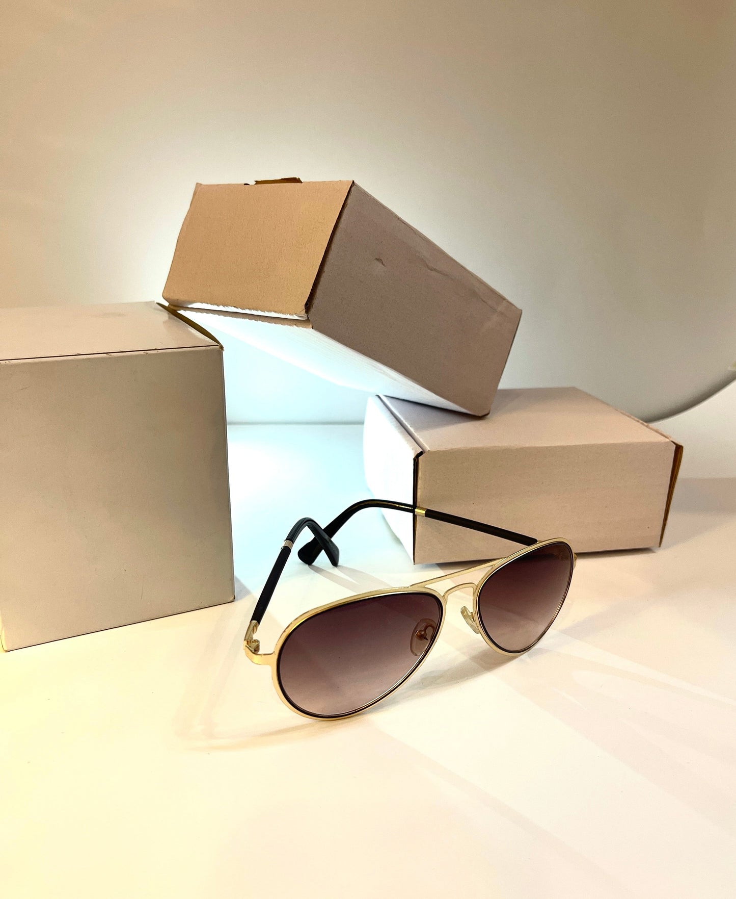 Unisex Aviator Sunglasses – Gold Frame with Gradient Lenses