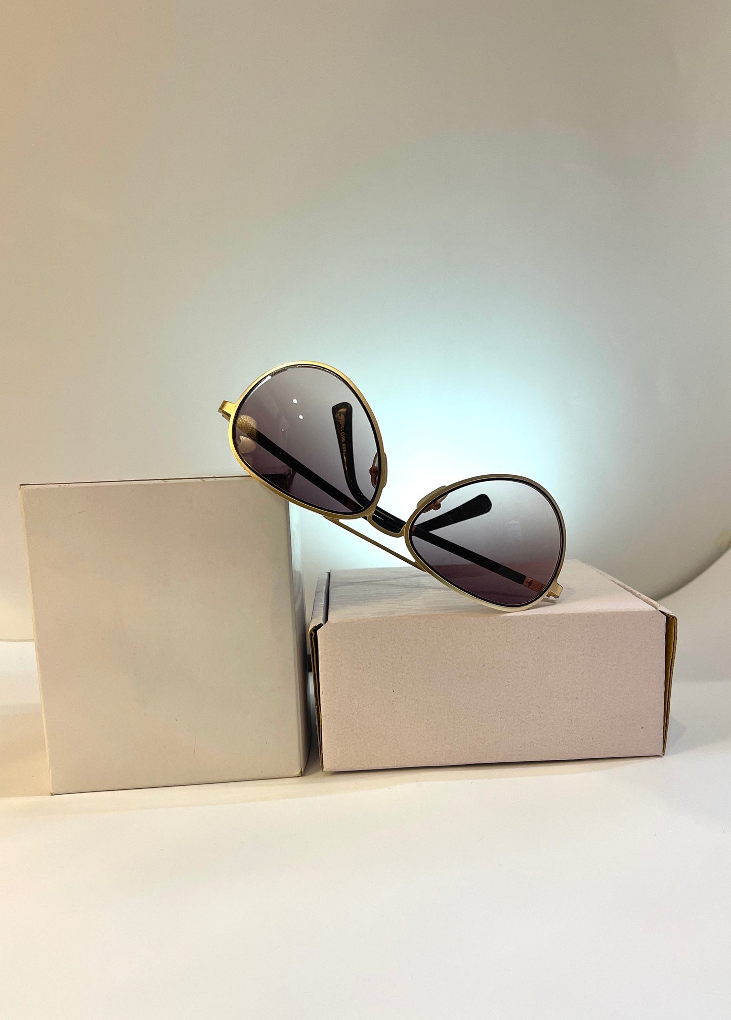 Unisex Aviator Sunglasses – Gold Frame with Gradient Lenses
