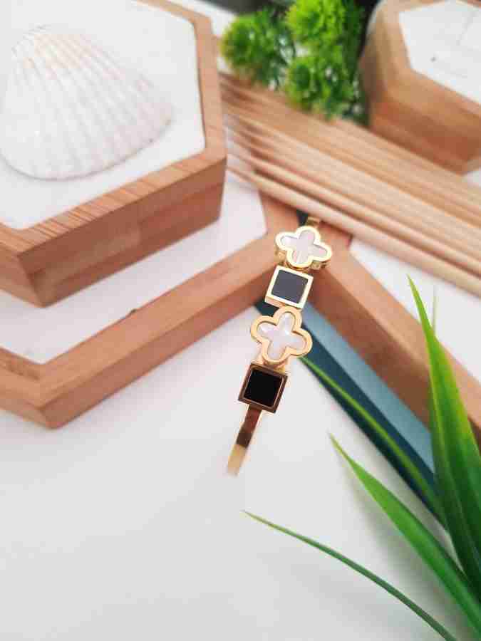 Royal Clover Charm Bangle